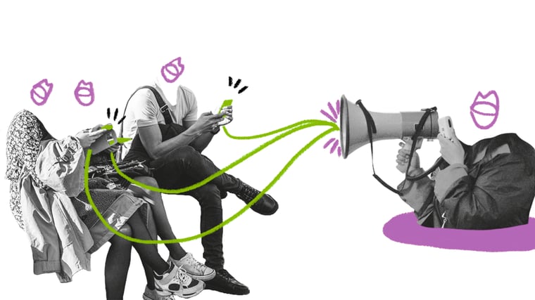 Mensch mit Mikrofon spricht drei Menschen an, die am Smartphone sitzen