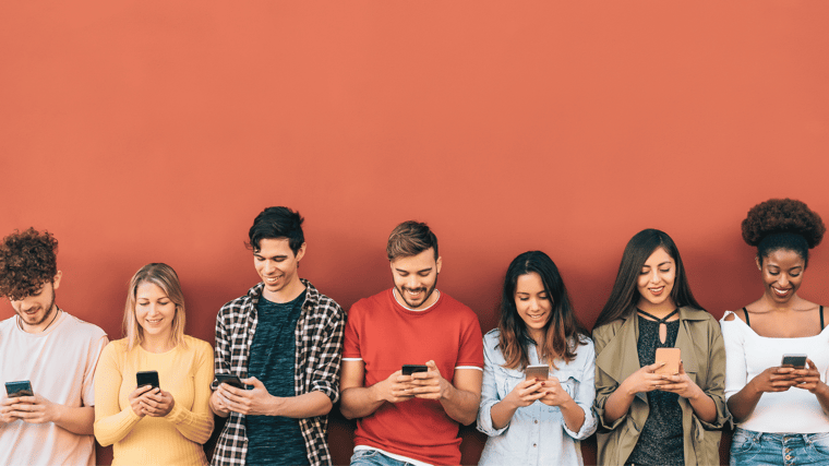 Menschen mit Smartphones in den Händen