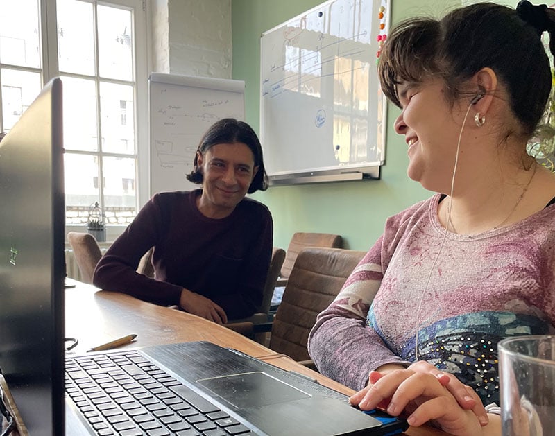 Carina und Mohamed von Quiply besprechen gemeinsam die barrierefreie Gestaltung der Mitarbeiter-App.