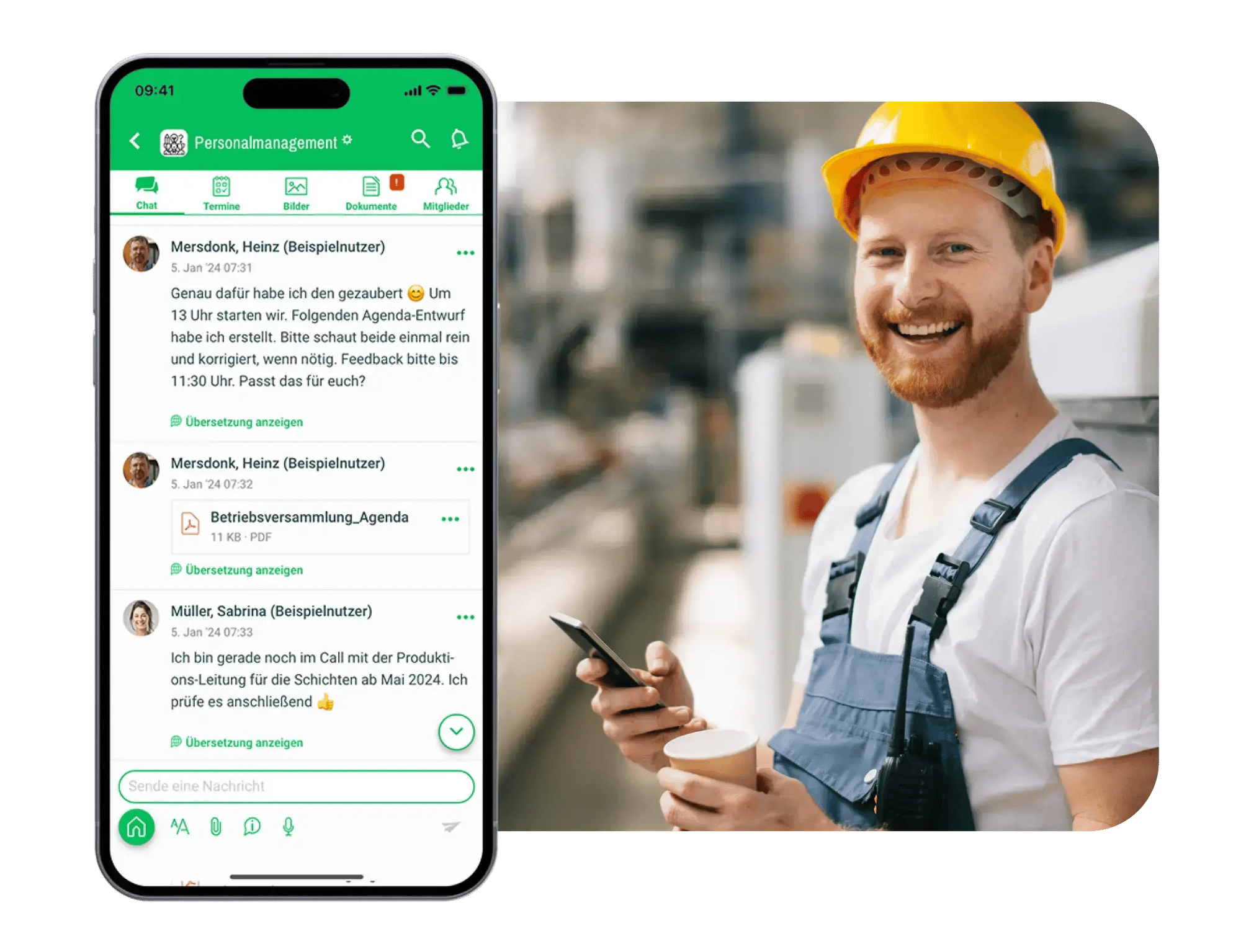 Ein Smartphone-Bildschirm zeigt eine Chat-App für Personalmanagement, in der Nachrichten zwischen Mitarbeitern ausgetauscht werden. Daneben steht ein lachender Mann in Arbeitskleidung und gelbem Schutzhelm, der eine Tasse Kaffee und ein Smartphone hält.