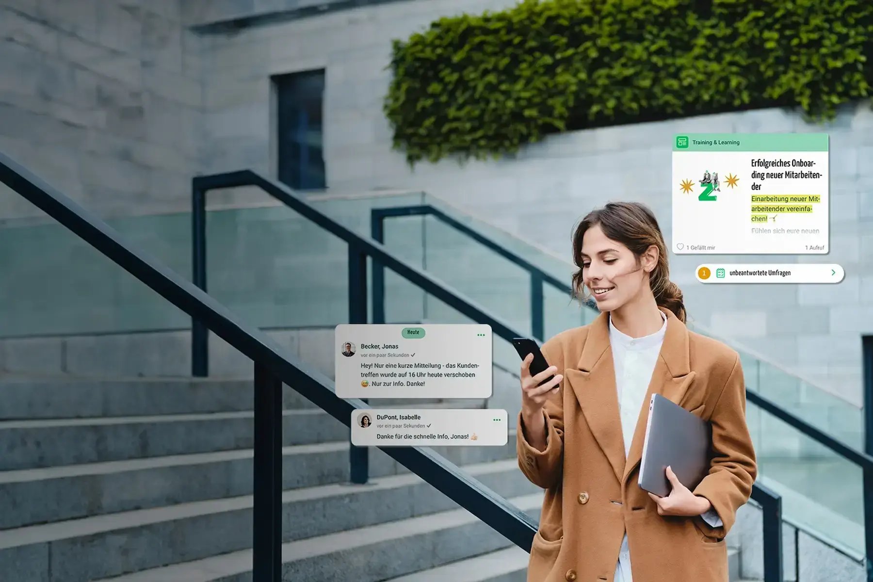 Eine lächelnde Frau steht an einer Treppe in einem hellbraunen Mantel. Sie hält ein Handy in einer Hand und hat einen Laptop unter dem anderen Arm. Auf den Sprechblasen sind die Chats aus ihrem Handy zu sehen.