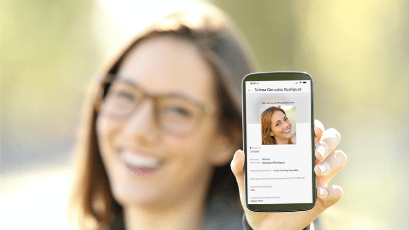 Frau Smartphone Profil Social Media Intranet