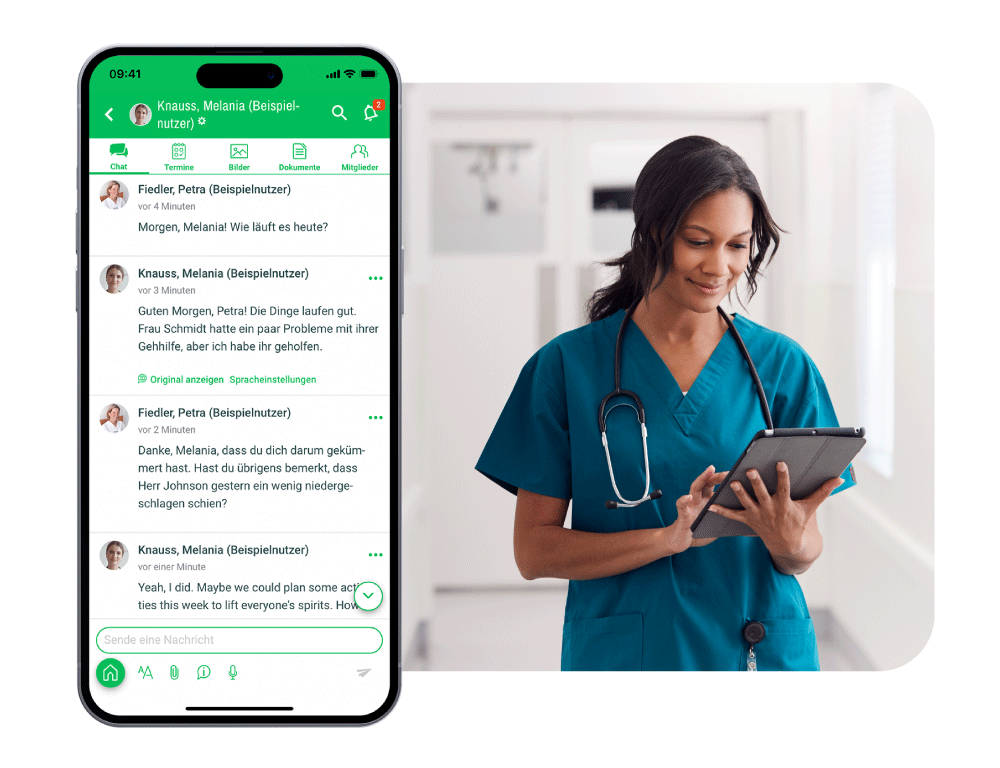 ein bild einer mitarbeiter-app, die einen chat auf dem bildschirm zeigt, daneben ist ein bild einer pflegekraft, die auf ein tablet schaut und laechelt. ein bild einer mitarbeiter-app, die einen chat auf dem bildschirm zeigt, daneben ist ein bild einer pflegekraft, die auf ein tablet schaut und laechelt.