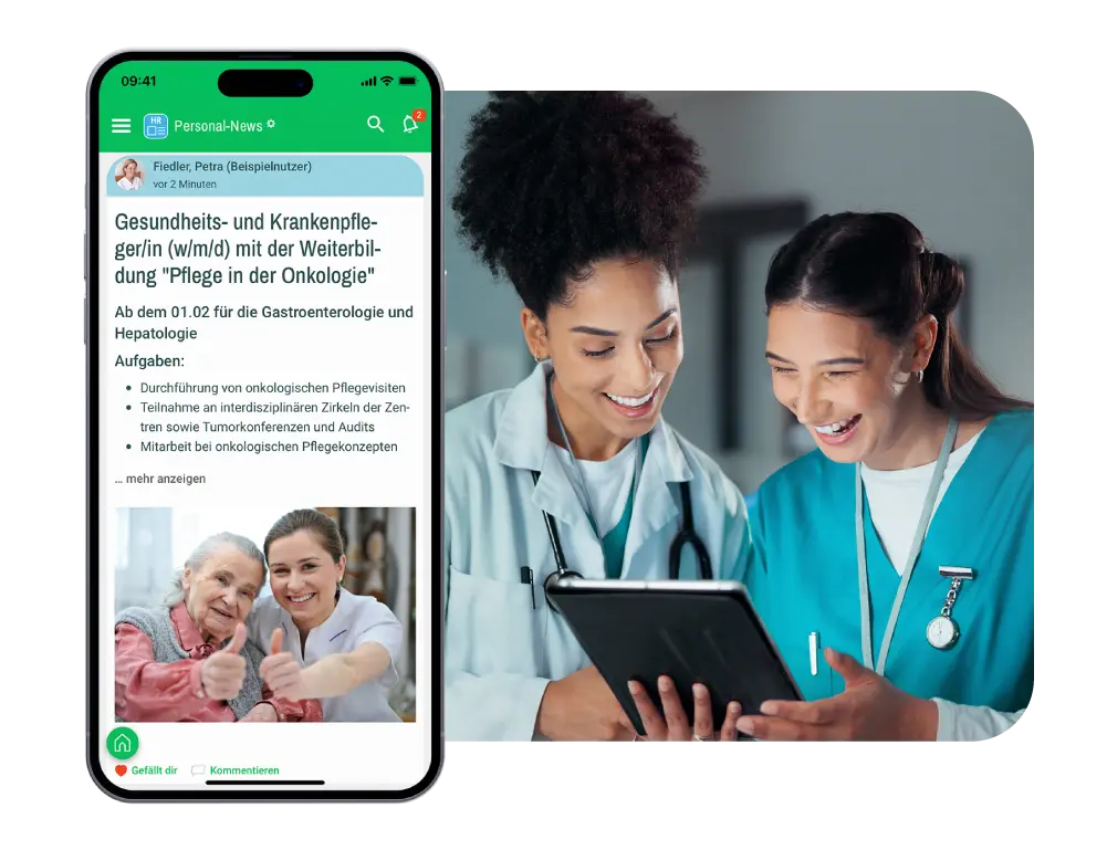 ein bild einer mitarbeiter-app, auf dem die kanäle auf dem bildschirm zu sehen sind. daneben schauen zwei mitarbeiterinnen aus dem pflegebereich in ein tablet und laecheln. ein bild einer mitarbeiter-app, auf dem die kanäle auf dem bildschirm zu sehen sind. daneben schauen zwei mitarbeiterinnen aus dem pflegebereich in ein tablet und laecheln.